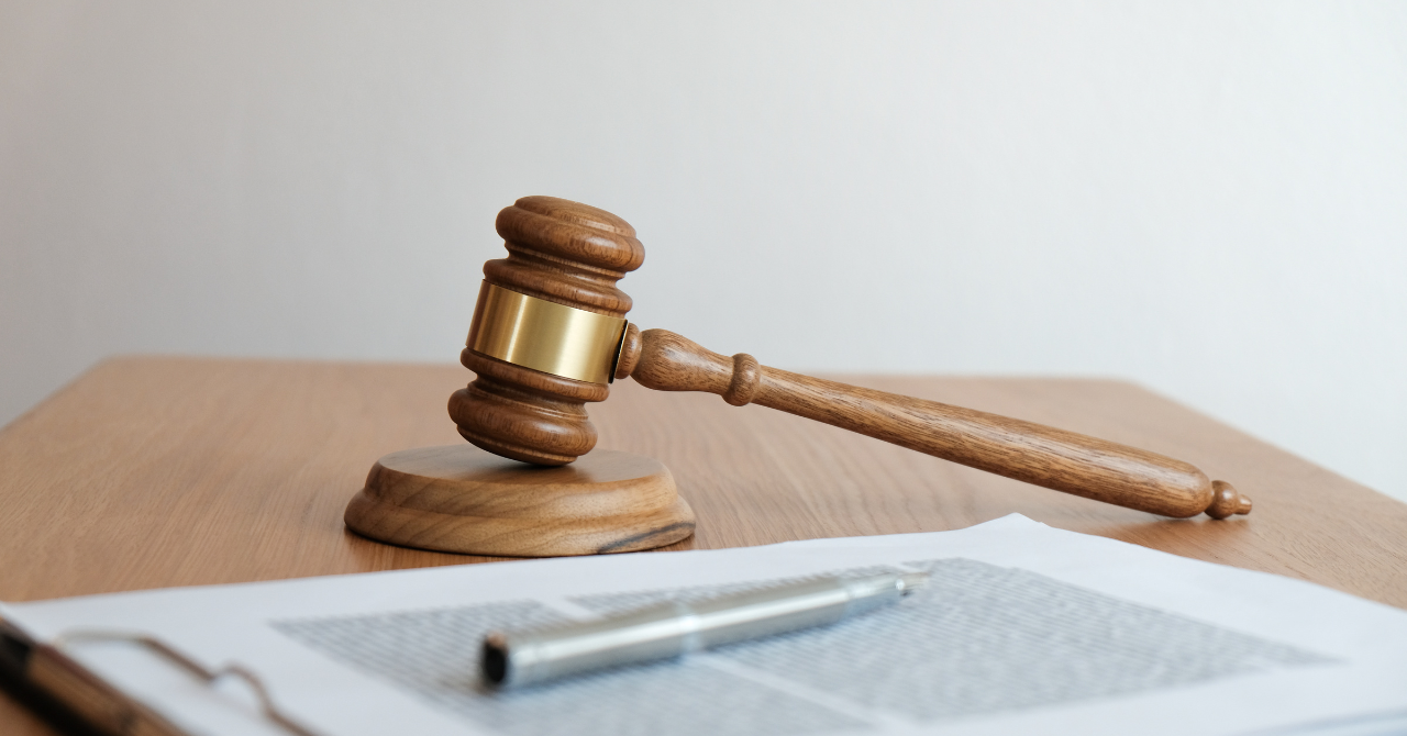 Written for Whom, Read by Whom — On Legal Documents as a Closed Code
